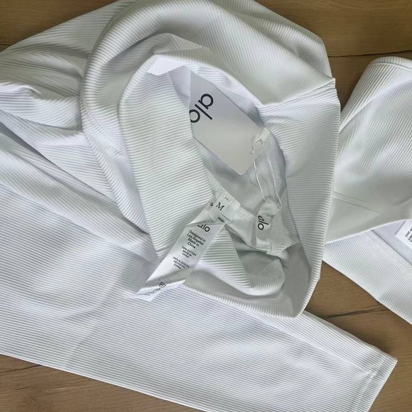 ALO Yoga White Sports Bra and leggings Set - Picture 5 of 5